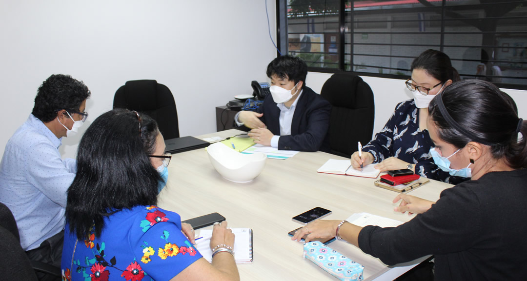 Primer Secretario conversa con la Vicedecana de Educación e Idiomas sobre el desarrollo de los cursos coreanos.