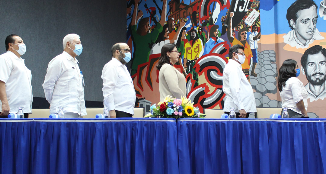 Miembros del Consejo Universitario presiden acto de reconocimiento a docentes nicaragüenses.  