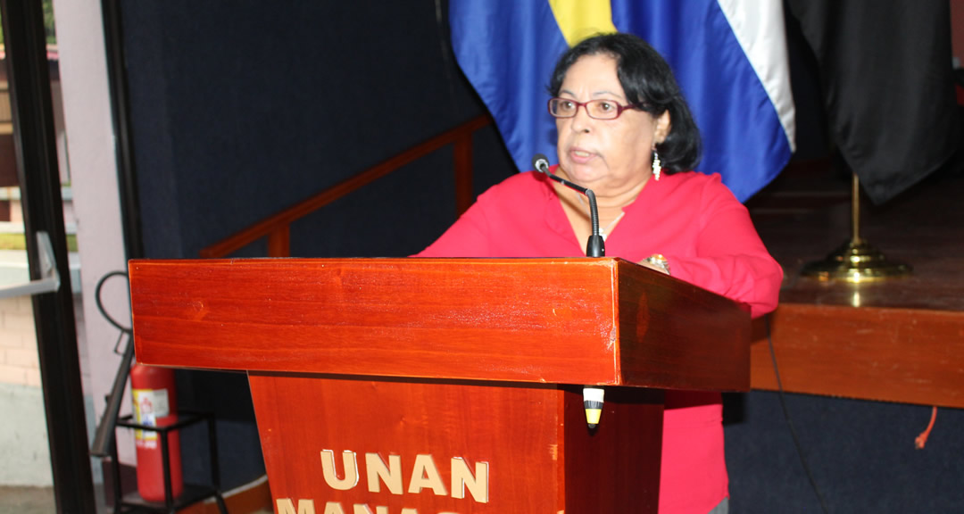 Maestra Gloria Villanueva, Ejecutiva de Extensión Universitaria, presidiendo el lanzamiento del curso.