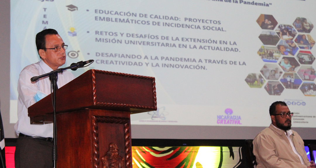 El Dr. Jorge Flavio Escorcia, Vicerrector de Investigación, Postgrado y Proyección Social de la UNAN-León durante su intervención.