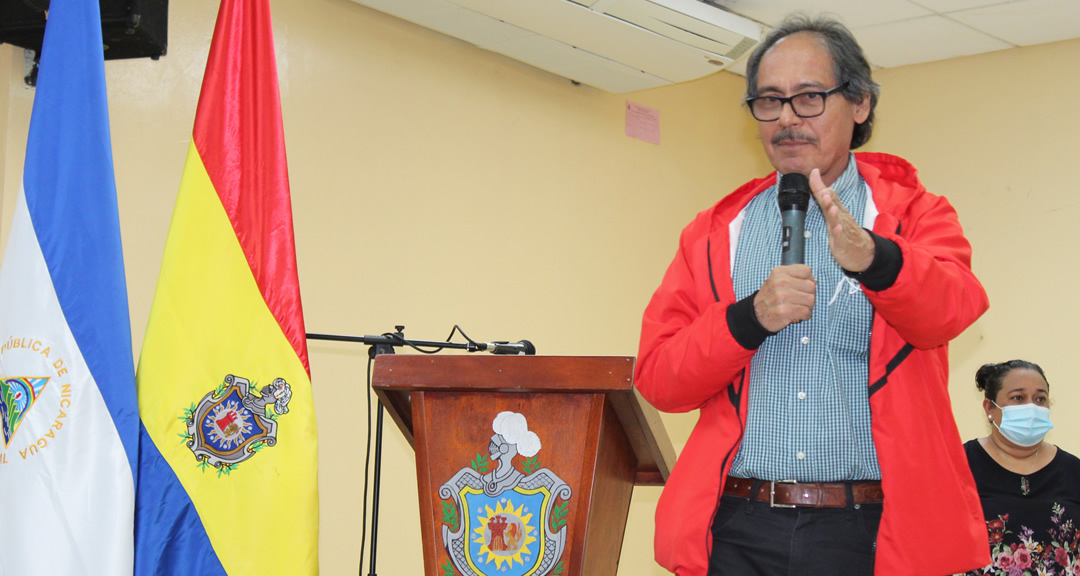 Maestro Freddy Franco, Secretario General del FEPDES, dirige palabras a los docentes universitarios.