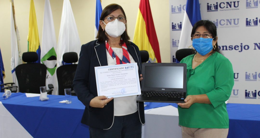 Vicerrectora Administrativa y de Gestión, maestra Sonia Orozco, recibe el certificado de 56 computadoras para la UNAN-Managua.