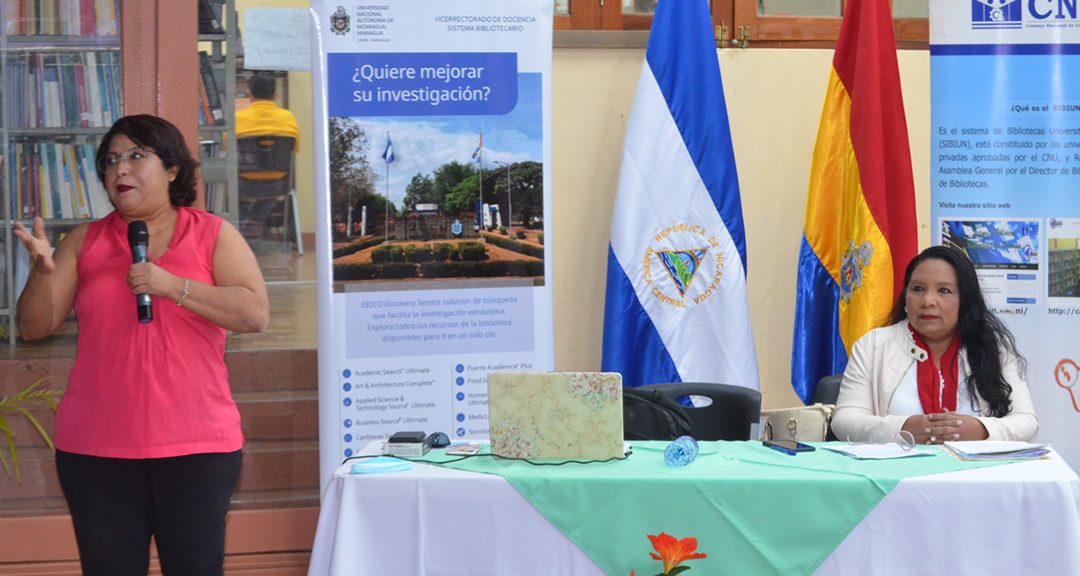 Maestras Anielka Carballo, facilitadora del taller y Maritza Vallecillo, Directora del Sistema Bibliotecario de la UNAN-Managua y Coordinadora del SIBIUN-CNU.