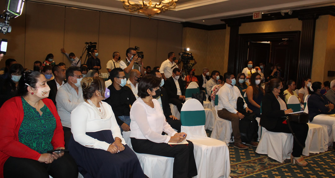 Participantes del acto inaugural.