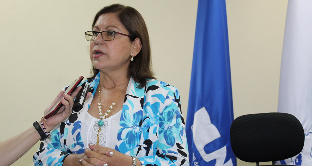 Maestra Ramona Rodríguez Pérez brindando entrevista