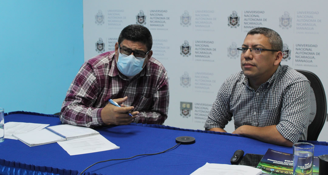 Maestros Henry Balmaceda e Isaías Hernández conduciendo la reunión.