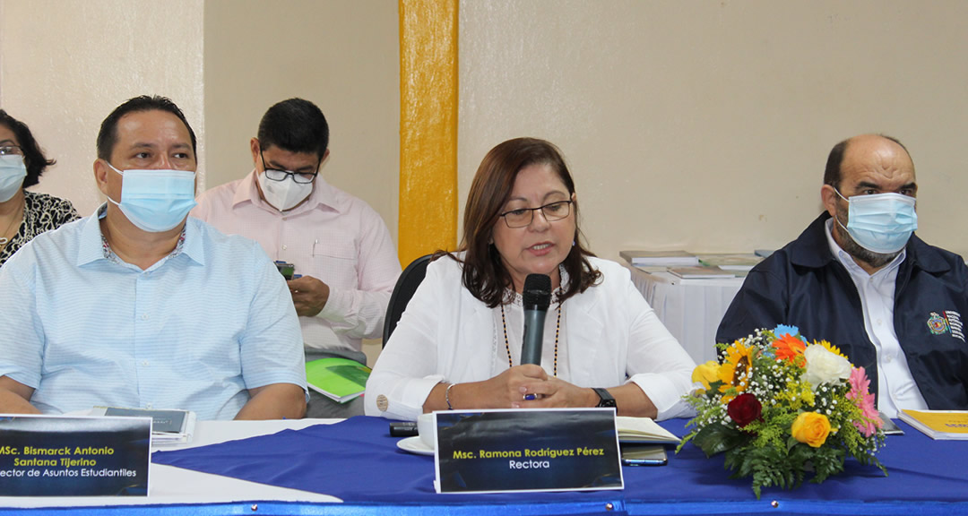 La rectora de la UNAN-Managua junto al maestro Bismarck Santana, vicerrector de asuntos estudiantes, a la izquierda, y doctor Lobato Blanco, vicerrector general, a la derecha