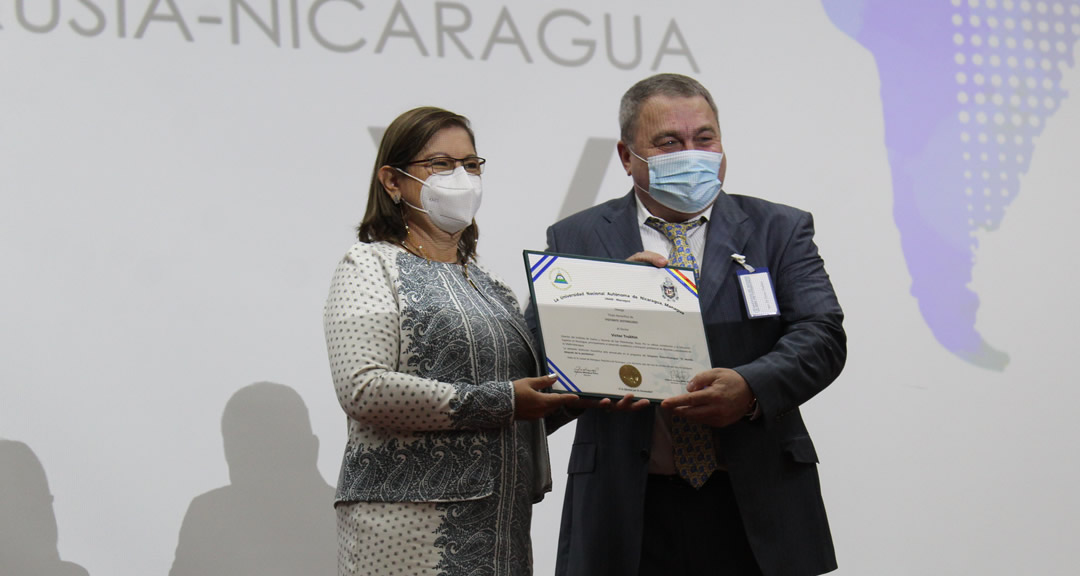 Rectora entrega diploma de visitante al Doctor Trukhin