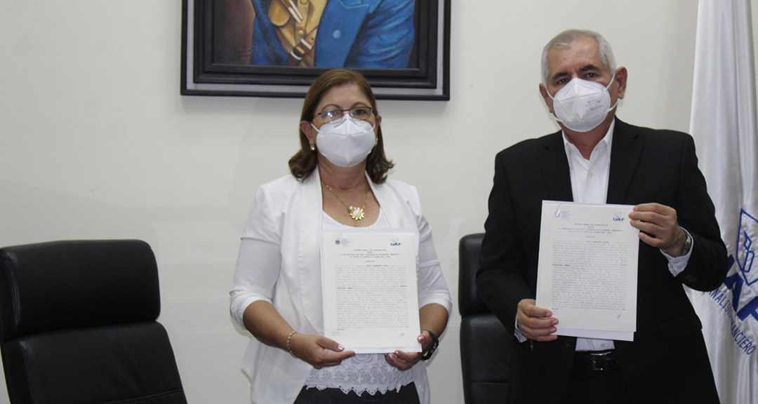 La maestra Rodríguez y el ingeniero Membreño muestran el convenio firmado