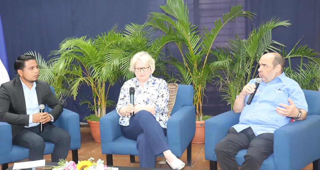 Presentador, Miguel Hondoy con los doctores Sofía Clark y Luis Alfredo Lobato