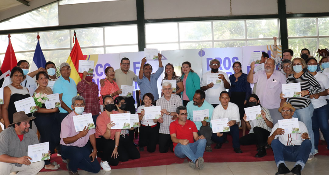 Foto grupal de los protagonistas, docentes y representantes de instituciones