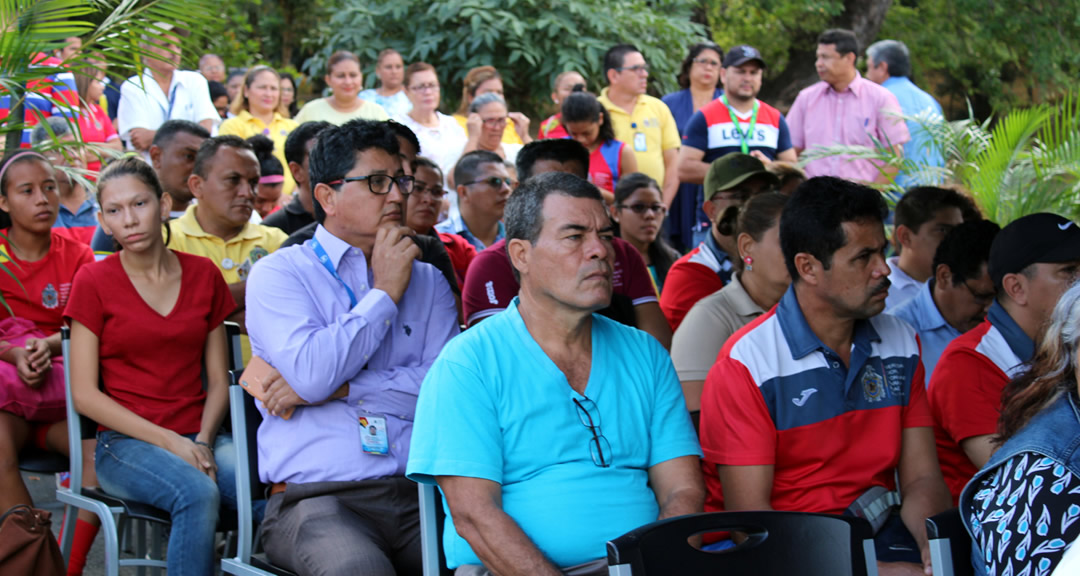 Docentes, deportista y trabajadores administrativos.