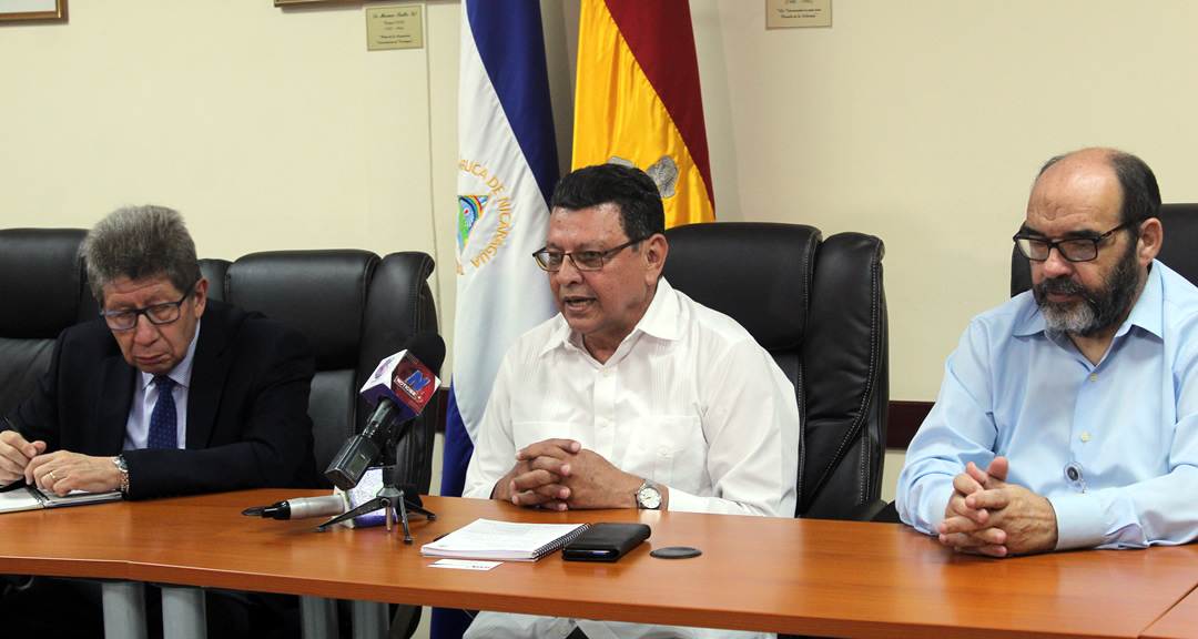 Dr. Orlando Delgado, MSc. Jaime López Lowery y Dr. Alfredo Lobato Blanco durante la firma de contrato de la UNAN-Managua con la UDUAL.