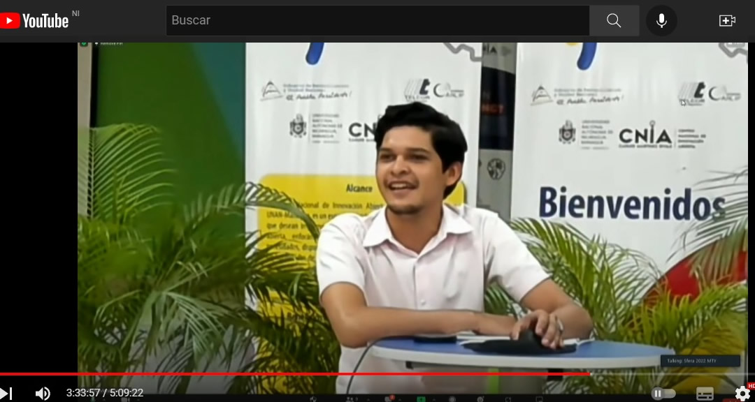El joven Yasser Arellano, estudiante de la UNAN-Managua durante su presentación