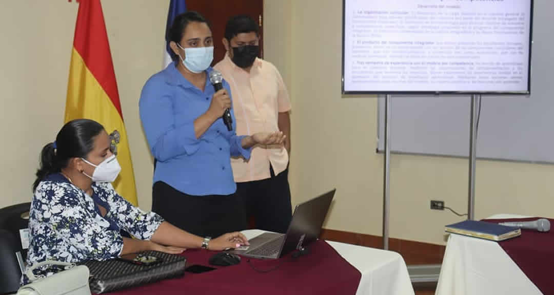 Docentes de la FAREM-Carazo realizan presentación acerca de la implementación del currículo por competencia a docentes de la UH