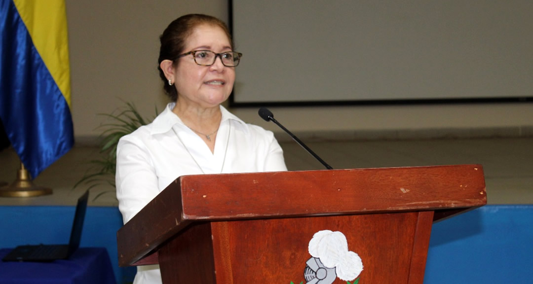 Directora del CIRA dirigiéndose a los graduandos