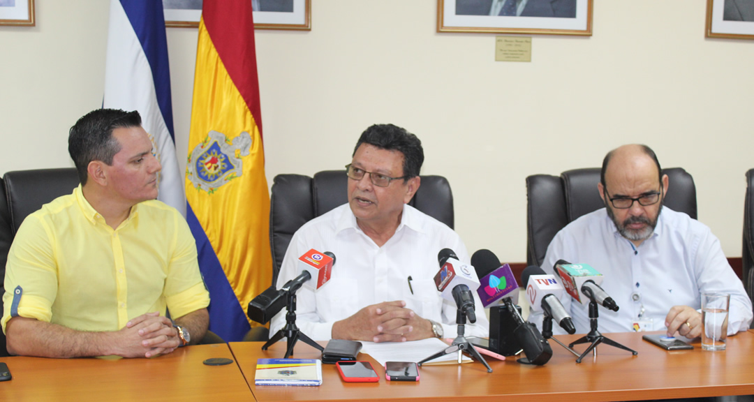 Aarón Peralta, Director General del Canal 6, MSc. Jaime López, Rector en Funciones, y Dr. Alfredo Lobato, Secretario General, ambos de la UNAN-Managua.