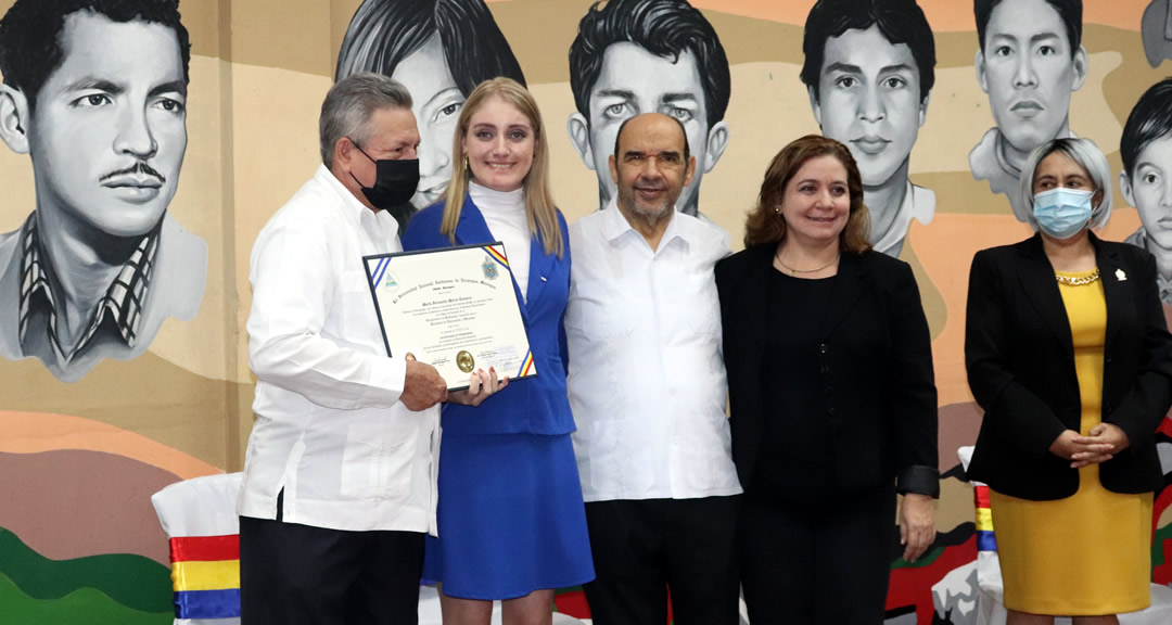 Como parte de la Educación inclusiva que impulsa la UNAN-Managua, María Fernanda Matus Campus, con discapacidad auditiva, se gradúo en Pedagogía con mención en Educación Especial