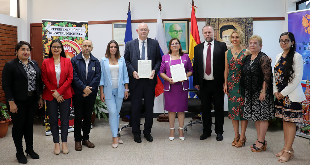 Foto grupal con representantes de las instituciones firmantes.