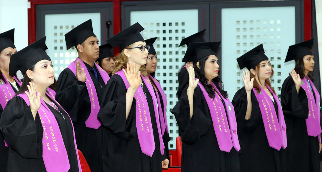 Juramentación de los graduados.