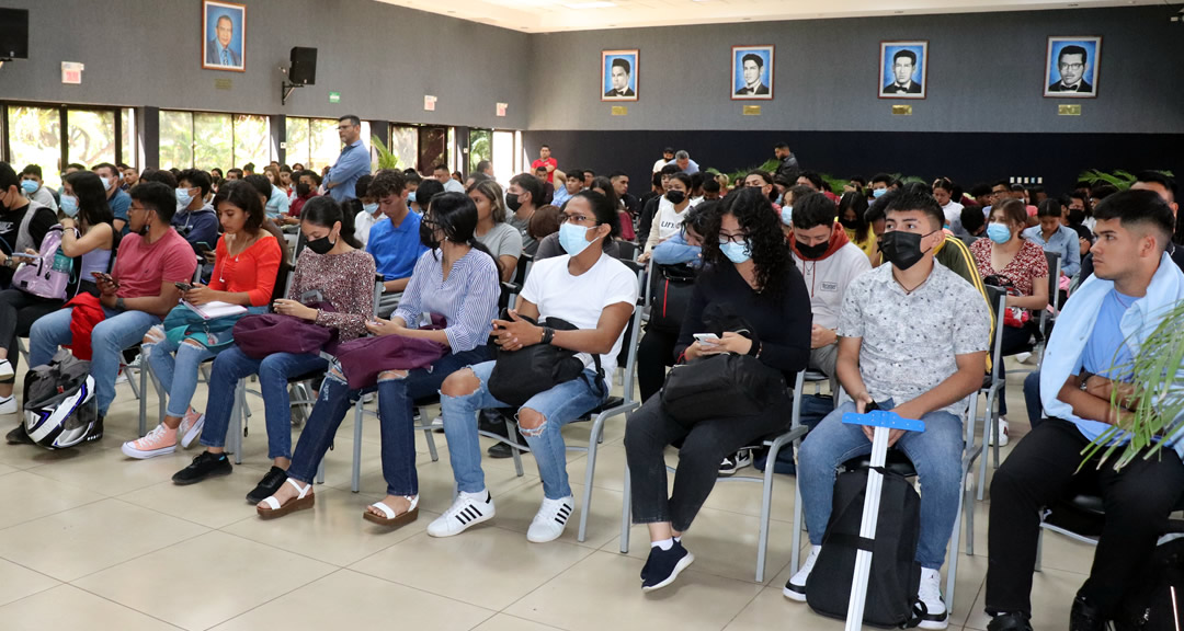 Estudiantes de primer ingreso durante la capacitación.