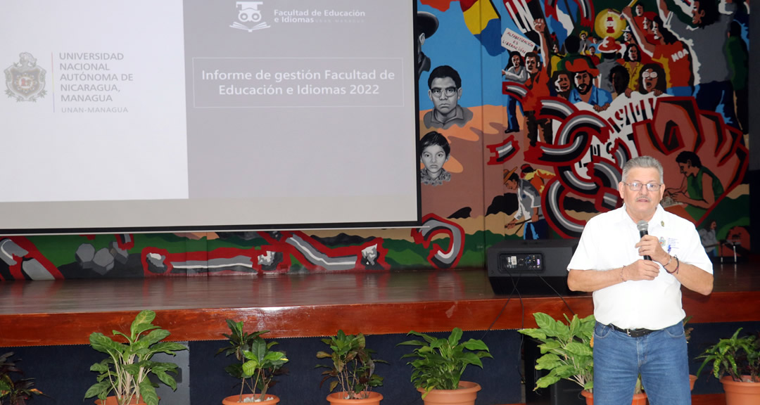 Decano Alejandro Genet presentando los avances y perspectivas la su Facultad.