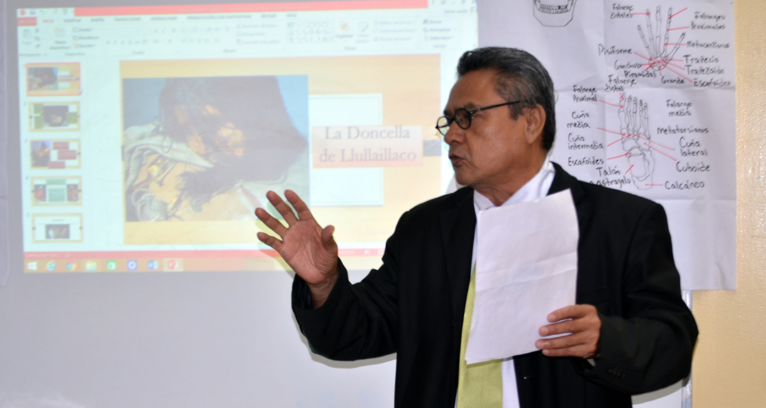 Profesor Ramiro García impartiendo el curso taller de Antropología Física Biológica