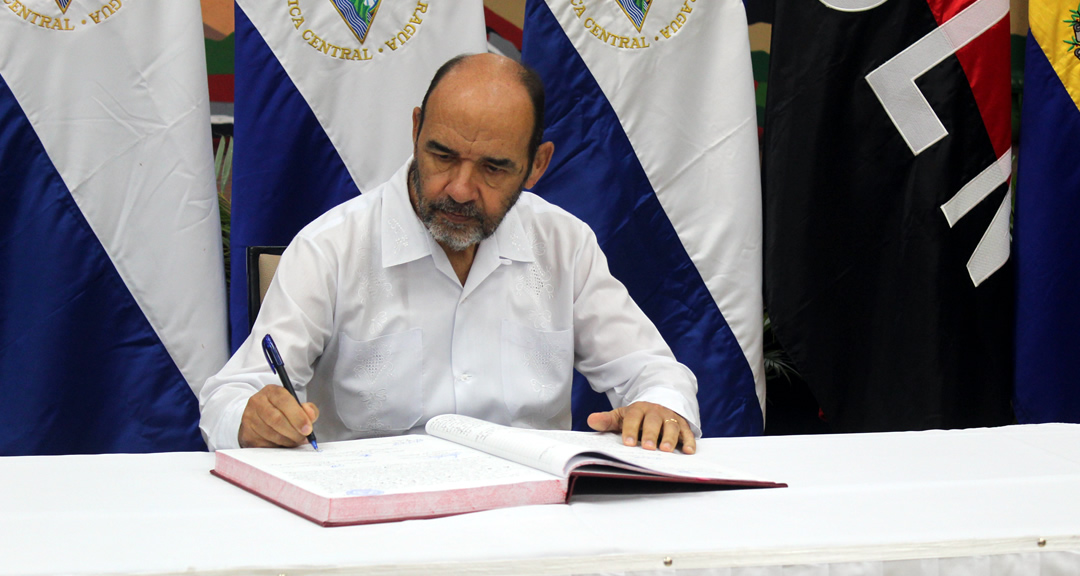Dr. Luis Alfredo Lobato Blanco firmando el acta.