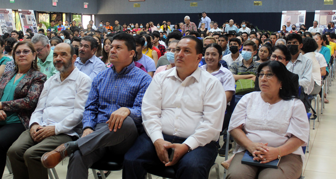 La comunidad universitaria, liderada por miembros del Consejo, durante la conferencia magistral.