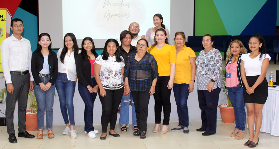 Foto grupal de los estudiantes participantes, autoridades y docentes mentores.