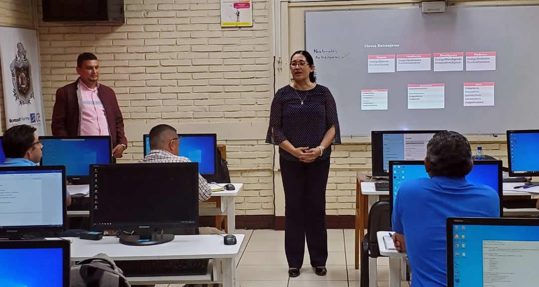 Vicedecana de la Facultad de Ciencias e Ingeniería doctora Hellen Parrales da la bienvenida a los docentes del INATEC.