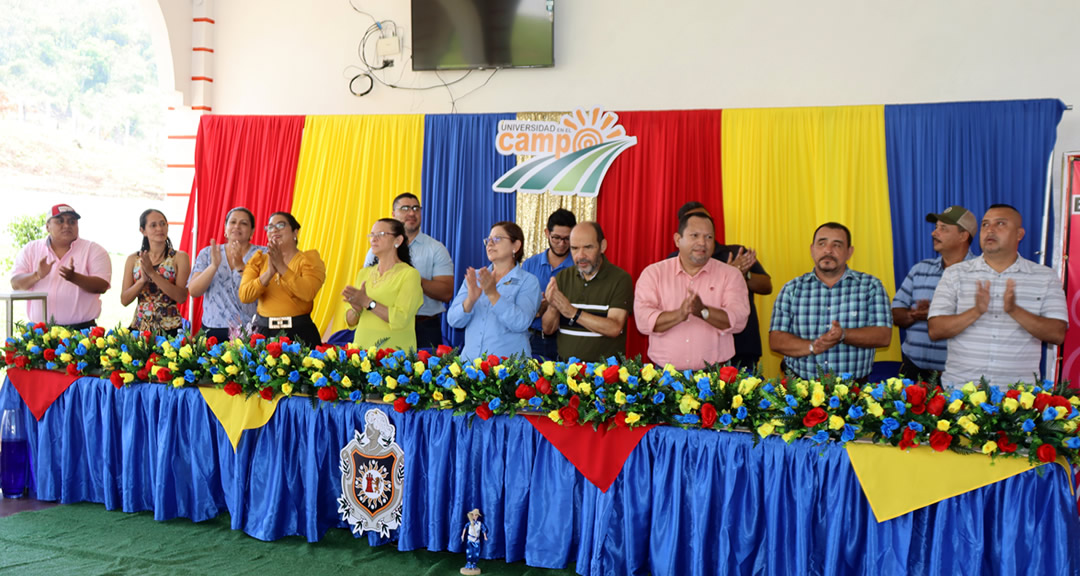 Autoridades universitarias y municipales en el acto realizado en Río Blanco.