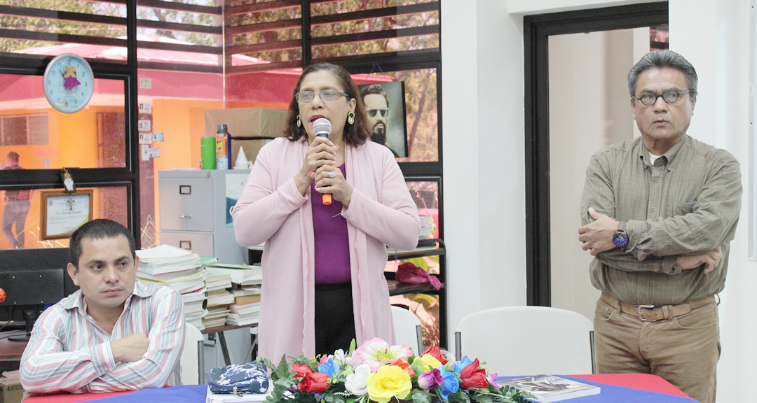 Dayan Marín, Presidente de UNEN Humanidades, MSc. Maritza Andino, Directora del Departamento de Antropología y el autor del libro, maestro Ramiro García.