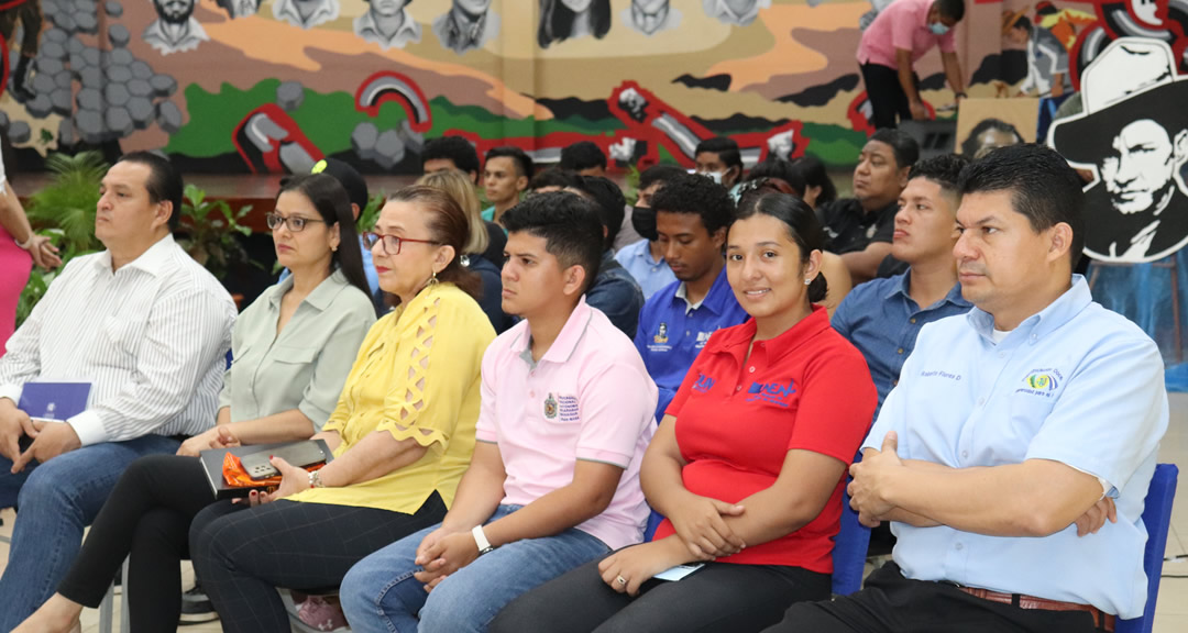 Académicos y estudiantes que asistieron al acto.