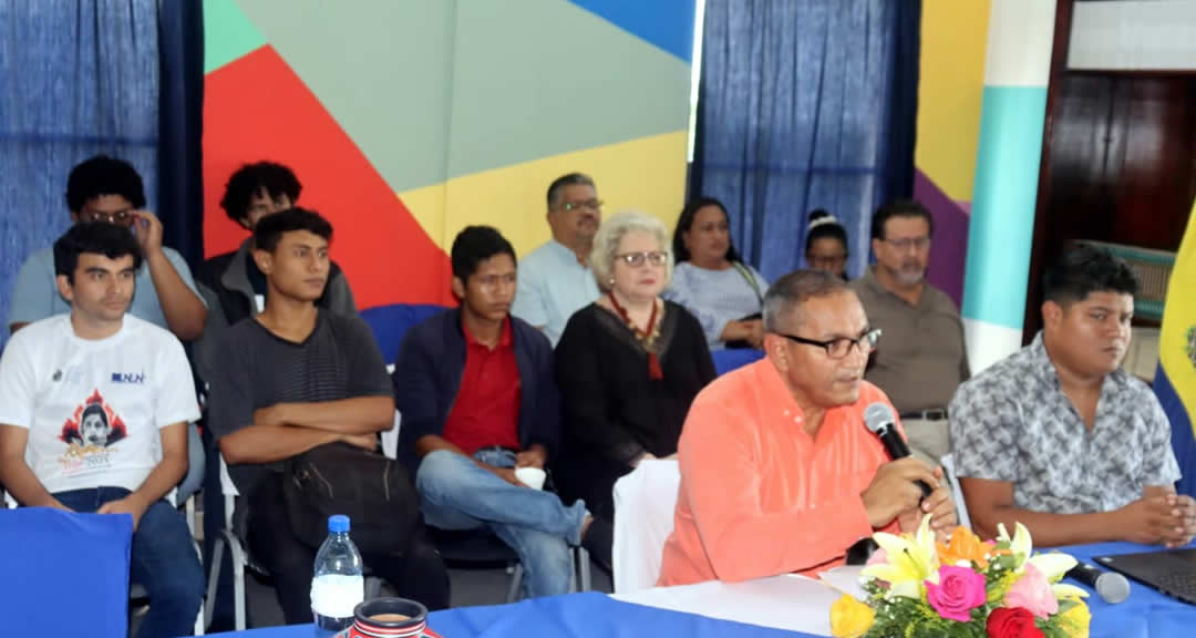 Participantes presenciales de la conferencia organizada por la Casa de la Soberanía.