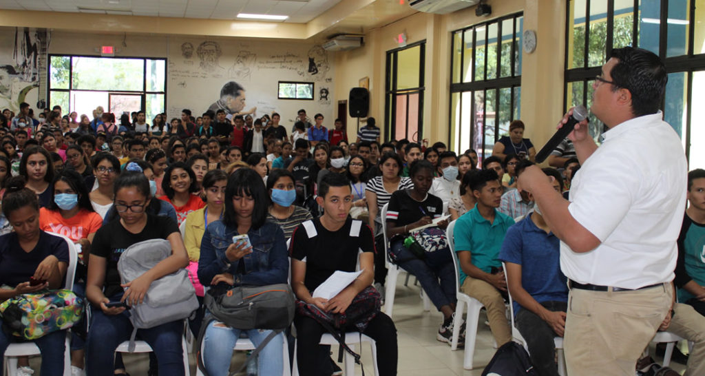 Docentes informan a los estudiantes sobre el covid-19 a fin de tomar las medidas correspondientes.