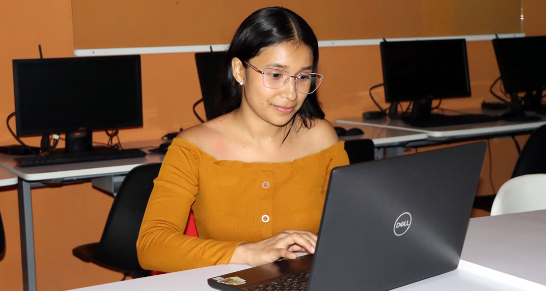 «Combinar una carrera técnica con una universitaria me ha permitido desarrollar competencias clave para desempeñarme integralmente en el área de la tecnología» Maykeling Massiel González Estrada, estudiante de Ing. en Sistemas de Información