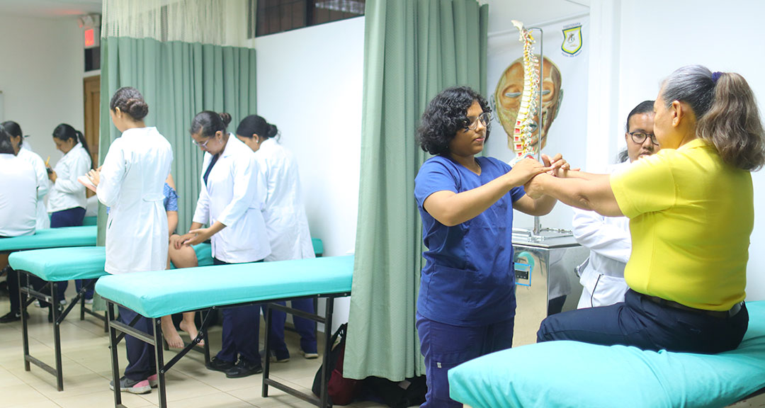Futuros fisioterapeutas contribuyen a la salud de las familias mediante jornada de atención