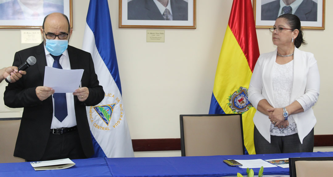 El Secretario General, Dr. Luis Alfredo Lobato, leyendo el acta, luego que la Rectora, MSc. Ramona Rodríguez realizó la juramentación.
