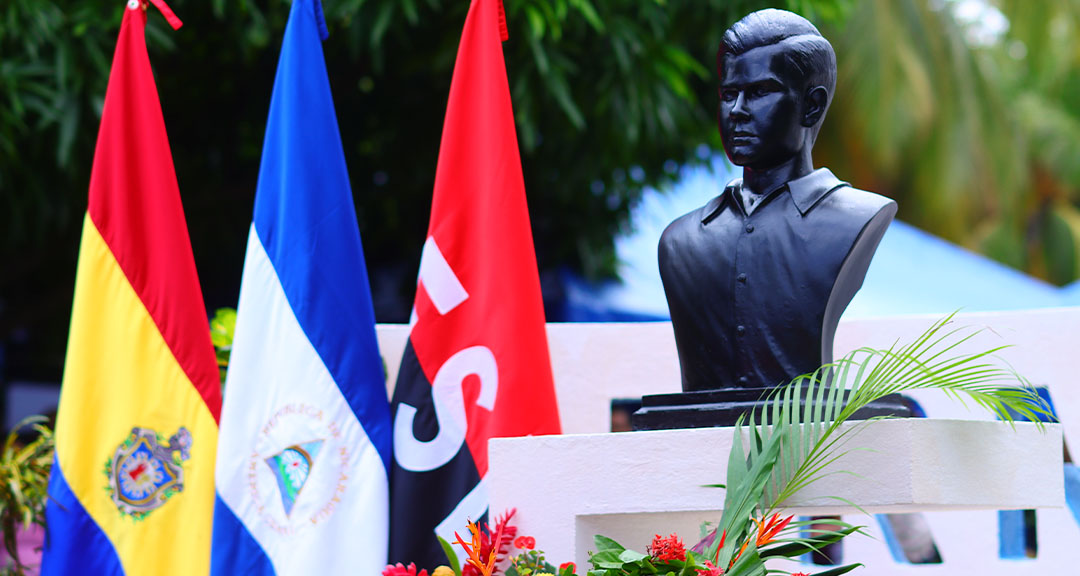 Mediante colocación de flores, muestras culturares, consignas y música revolucionaria, la comunidad universitaria de la UNAN-Managua rindió homenaje a la memoria y legado de Fernando Gordillo Cervantes en el marco del 58 aniversario de su tránsito a la inmortalidad en el monumento dedicado a su honor en esta casa de estudios. Estudiantes, docentes y trabajadores administrativos resaltaron el compromiso que tuvo el poeta guerrillero y líder estudiantil Revolucionario, quien fue un fiel defensor de las causas justas, en un contexto de lucha contra la dictadura somocista, a la que el pueblo se sumó para lograr el Triunfo de la Revolución Popular Sandinista. Se destacó que hoy la Militancia Sandinista de la Universidad está comprometida con los ideales y visión de nuestros héroes y mártires que ofrendaron su vida por una Nicaragua libre y soberana, sueño logrado en estos tiempos de paz y victorias con el respaldo de nuestro Gobierno Revolucionario. La educación de calidad, inclusiva y con cobertura en el campo y la ciudad es una muestra del legado que heredaron los hijos de nuestra patria siempre digna a nuestro pueblo como una muestra de su profundo patriotismo, compromiso y lucha incansable por el bienestar de las familias y comunidades.