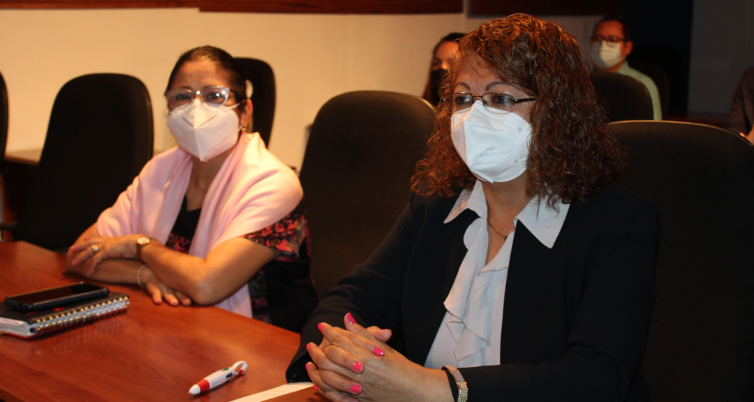 La Dra. Maribel Avendaño, Vicerrectora de Investigación, Postgrado y Extensión Universitaria de la UNAN-Managua junto a la MSc. Lilliam Lezama Gaitán, Directora del CIES.