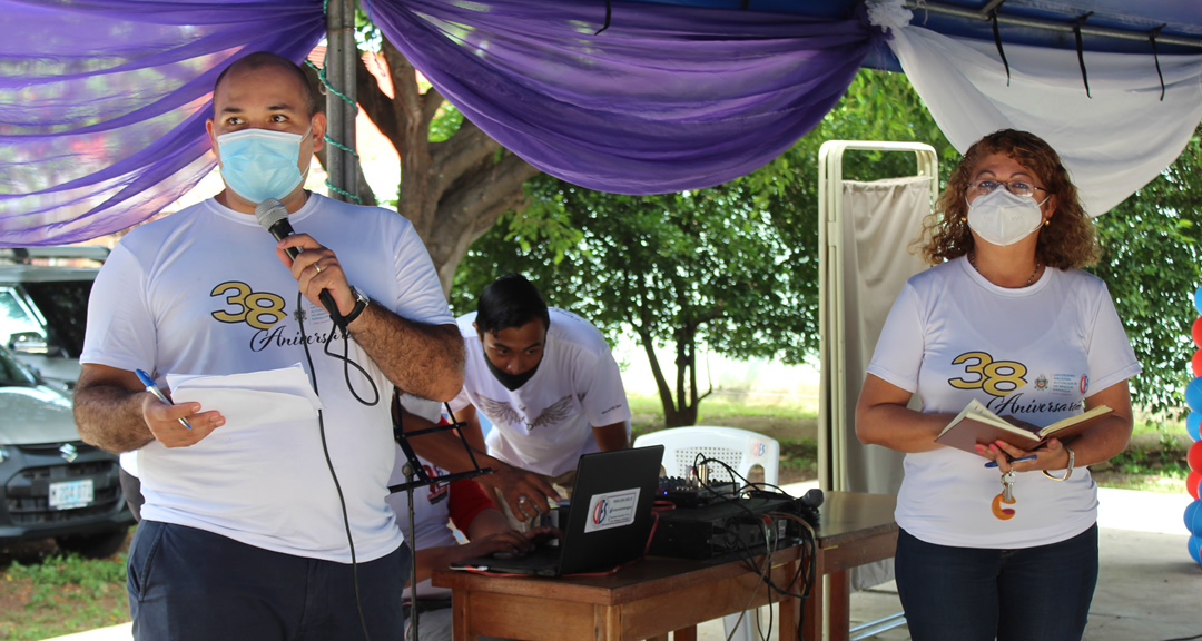 El Dr. Teodoro Tercero y la MSc. Liliam Lezama Gaitán, Subdirector y Directora del CIES durante la inauguración de la feria de salud.
