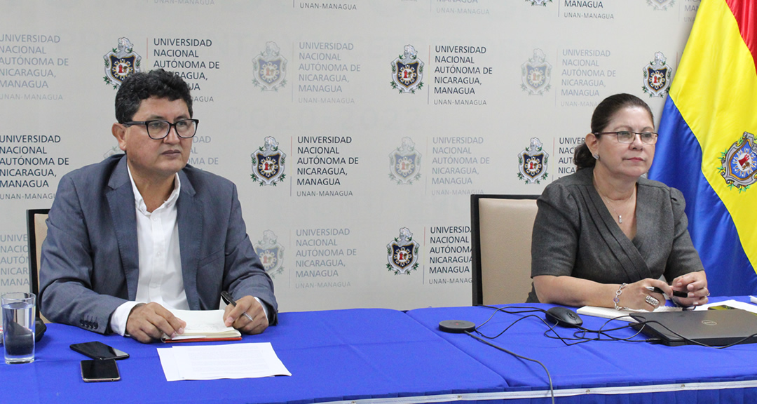 Dr. Miguel Ayerdis, Director de la DIREPI, junto a la maestra Ramona Rodríguez, Rectora de la UNAN-Managua, durante la reunión.