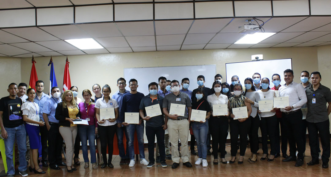 Docentes y estudiantes que recibieron reconocimiento junto a las autoridades de la UNAN-Managua y MINED.