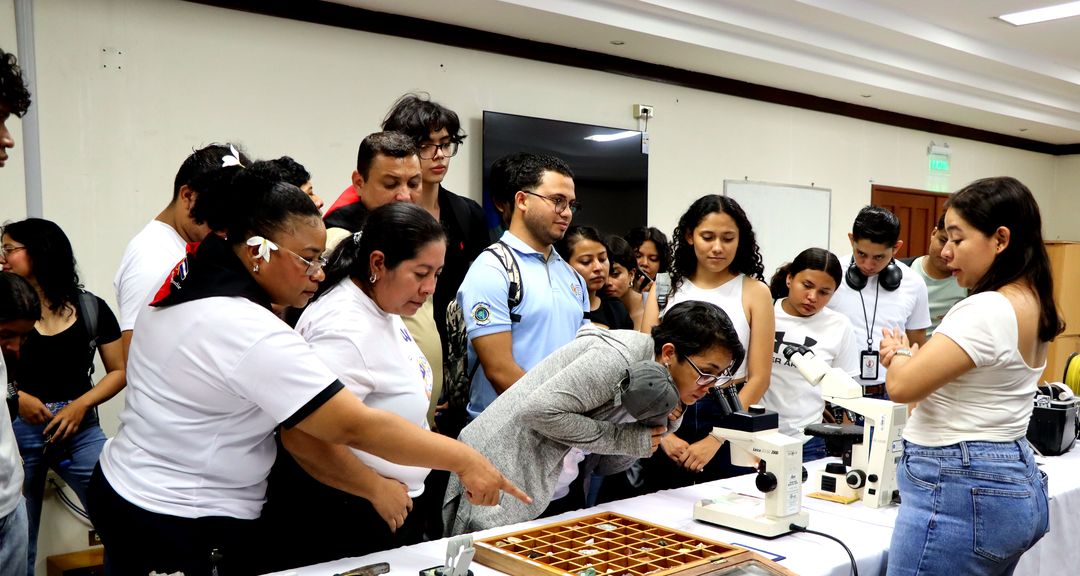Universitarios honran la memoria de Benjamín Línder y Héroes de Bocay