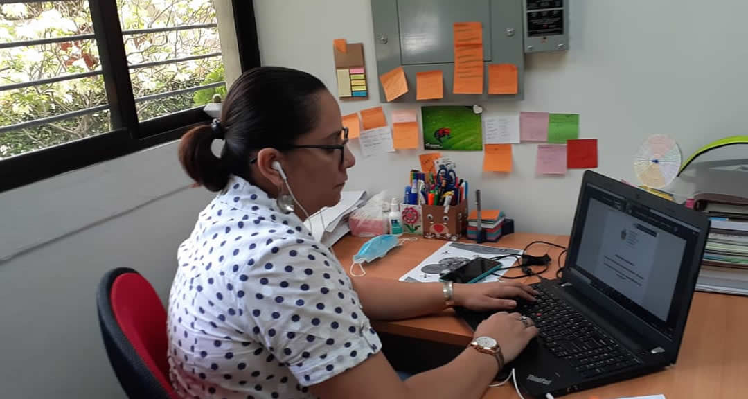 MSc. Tamara Pérez, Ejecutiva de Extensión Universitaria durante la reunión informativa.