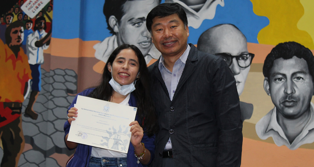 María Téllez Cruz, ganadora del primer lugar del concurso, junto al maestro de Arte de Caligrafía, Lee Jaegyong.