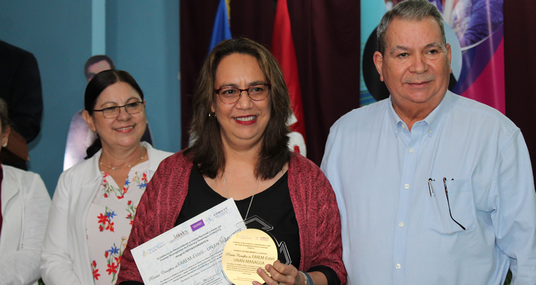 Dra. Beverly Castillo Herrera, Coordinadora Editorial de la Revista Científica de FAREM-Estelí de la UNAN-Managua recibe reconocimiento a mejor revista científica del año.