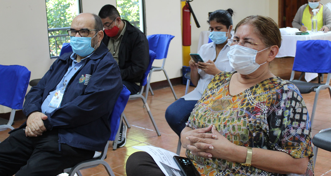 Dr. Luis Alfredo Lobato, Secretario General de la UNAN-Managua junto a la Dra. Jilma Romero, Directora de Extensión Universitaria y coordinadora del doctorado.