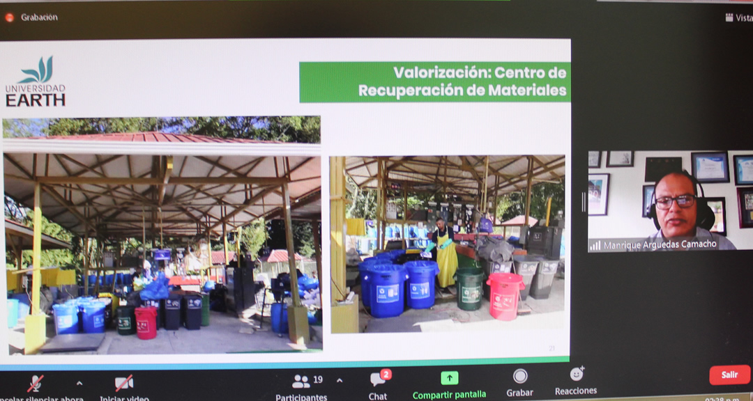 Maestro Manrique Argueda, docente en la Universidad Earth en Costa Rica durante su disertación.